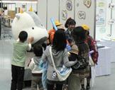 子どもたちに囲まれてまんざらでもないとうしくん